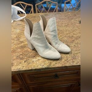 Steve Madden Womens Rookie Booties Size US 10M Snake Print Ivory Pointed Toe